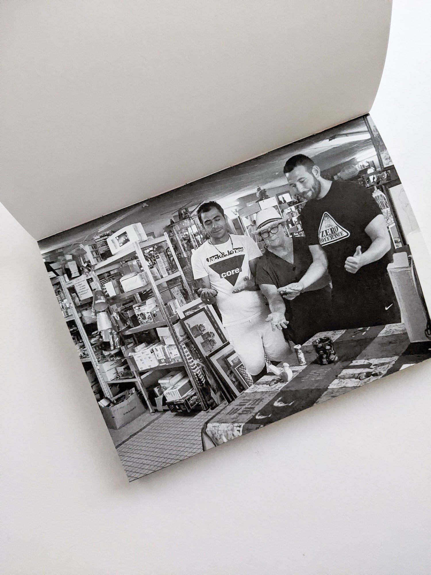 バナナジャムの瓶の蓋が開かなかったので、お母さんが別のバナナジャムに替えてくれて、お父さんに瓶の蓋を開けてもらって、みんなでクレープにバナナジャムをつけて食べました。 / 中山和也