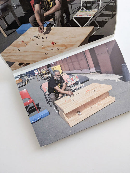 バナナジャムの瓶の蓋が開かなかったので、お母さんが別のバナナジャムに替えてくれて、お父さんに瓶の蓋を開けてもらって、みんなでクレープにバナナジャムをつけて食べました。 / 中山和也