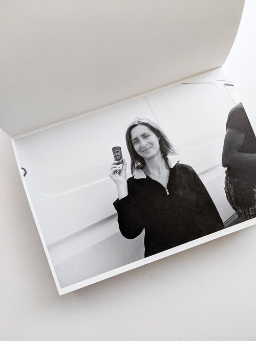 バナナジャムの瓶の蓋が開かなかったので、お母さんが別のバナナジャムに替えてくれて、お父さんに瓶の蓋を開けてもらって、みんなでクレープにバナナジャムをつけて食べました。 / 中山和也