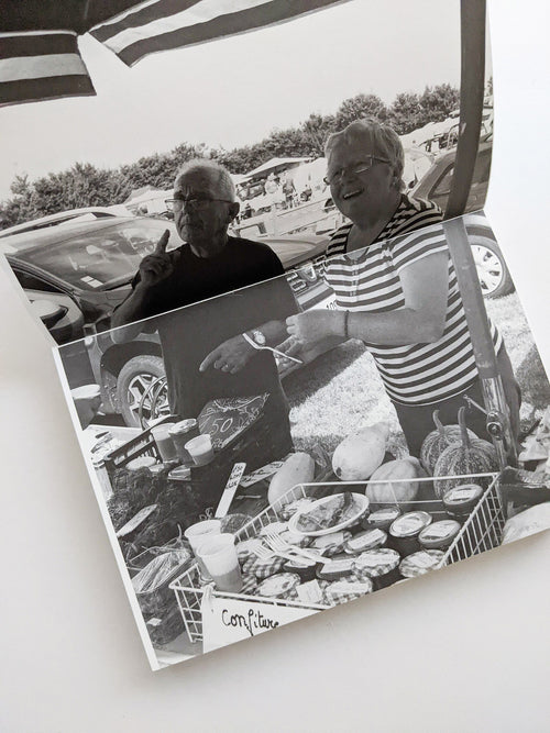 バナナジャムの瓶の蓋が開かなかったので、お母さんが別のバナナジャムに替えてくれて、お父さんに瓶の蓋を開けてもらって、みんなでクレープにバナナジャムをつけて食べました。 / 中山和也