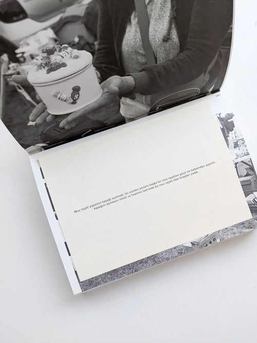 バナナジャムの瓶の蓋が開かなかったので、お母さんが別のバナナジャムに替えてくれて、お父さんに瓶の蓋を開けてもらって、みんなでクレープにバナナジャムをつけて食べました。 / 中山和也