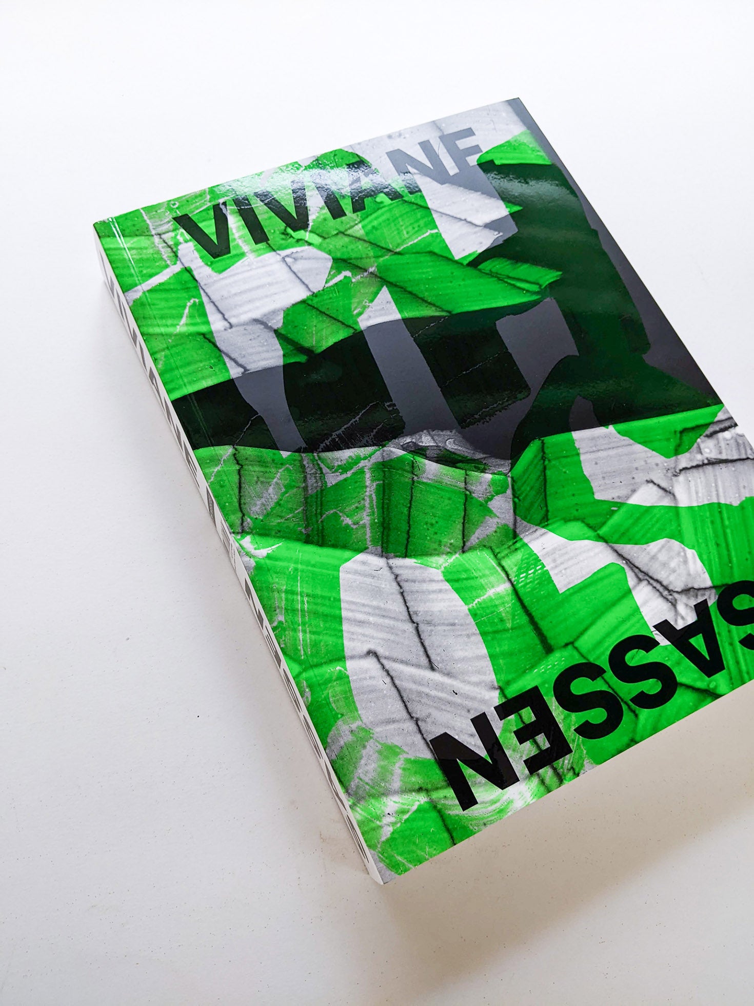 PHOSPHOR / Viviane Sassen - 本屋青旗 Ao-Hata Bookstore