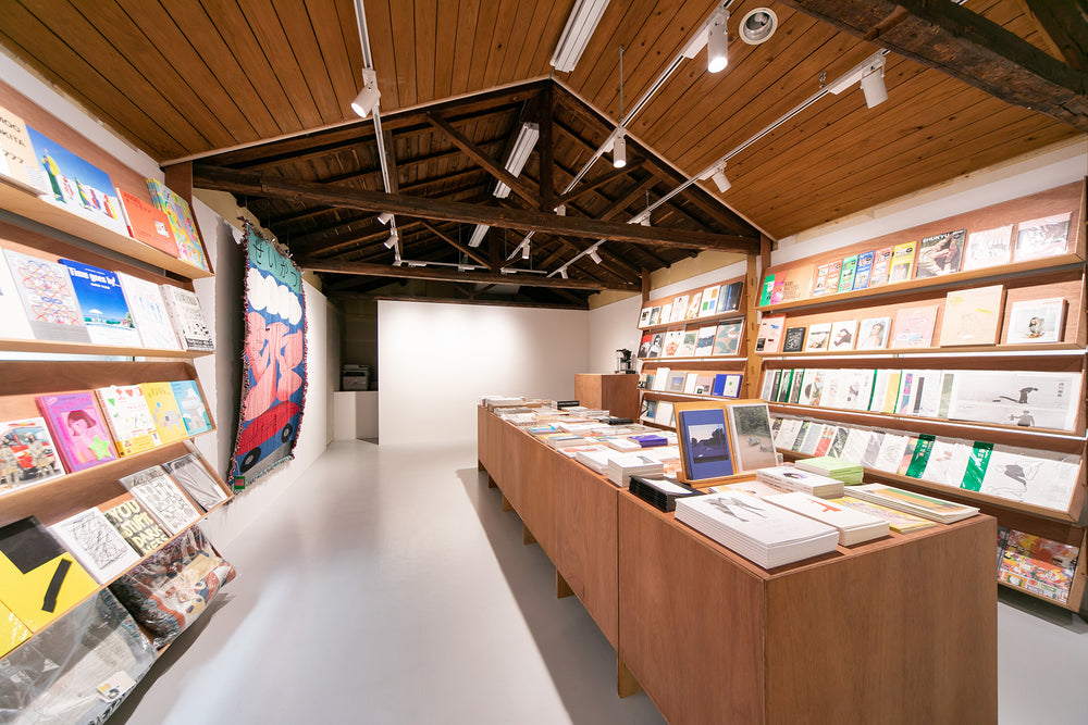 本 屋 青 旗 Ao-Hata Bookstore
